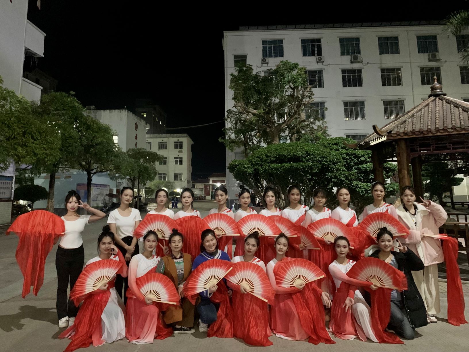 开云手机登录入口到木乐一中绘画展示、参与晚会表演