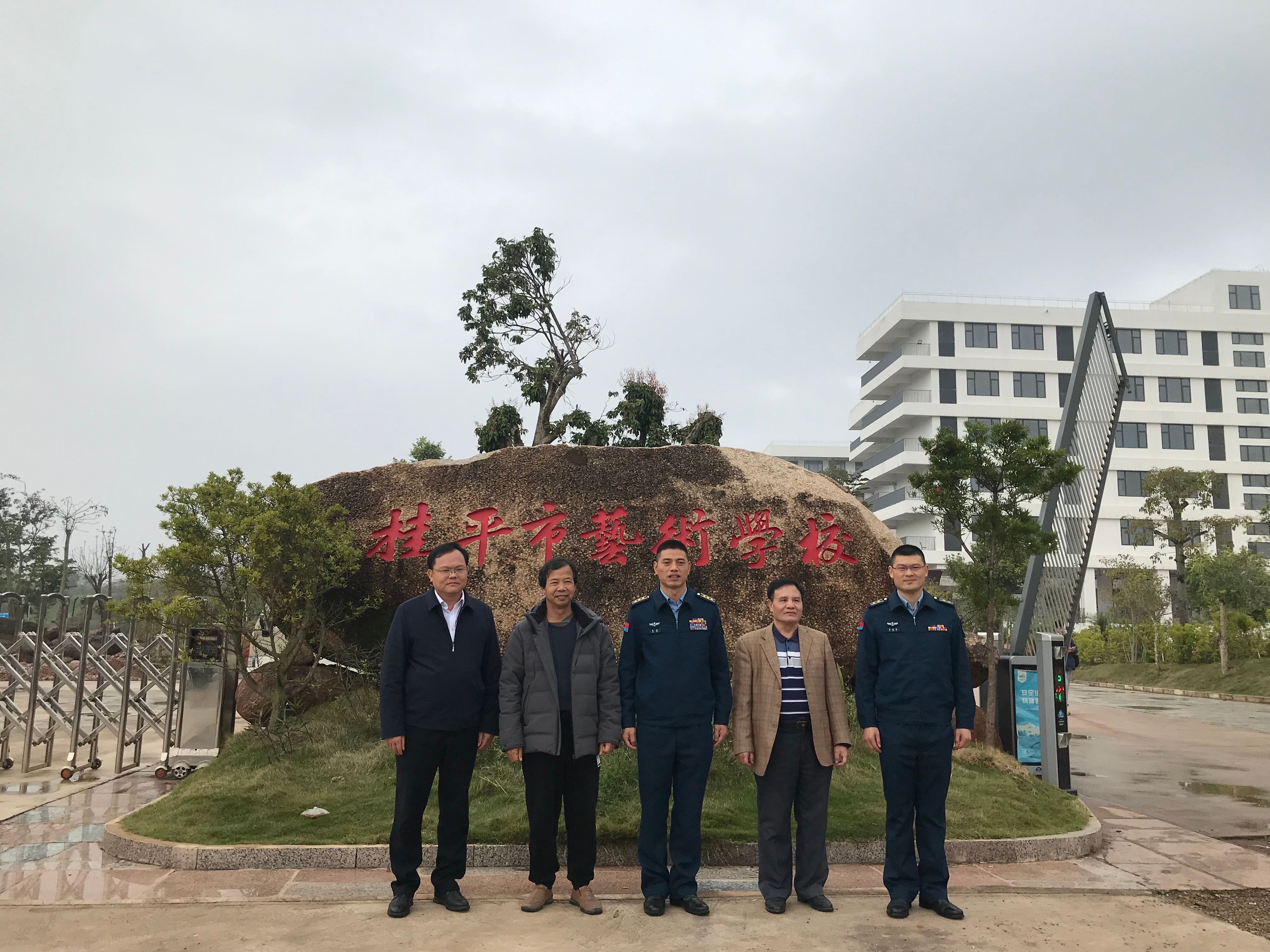 部队首长到我校指导工作丨 开云手机登录入口  丨一方水土养育一代人。军民鱼水情，让我们的家园充满阳光、充满生机、充满希望！