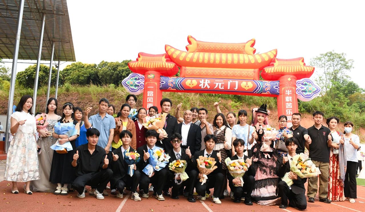 实现报效祖国的远大理想和抱负，我校隆重举行“十八而至正青春，挺膺奋进新征程”——2024届成人典礼仪式 丨 开云手机登录入口