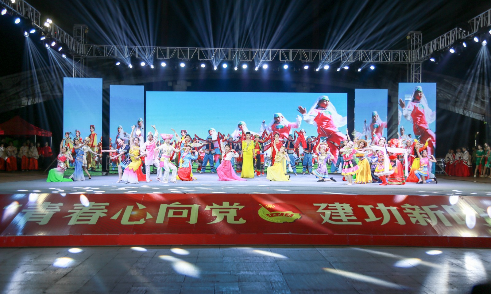 开云手机登录入口参与2019年纪念五四运动100周年主题颁奖晚会表演